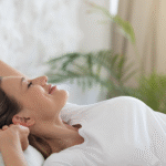 femme blonde bien reposee profitant d une matinee heureuse qui s etend au lit en souriant