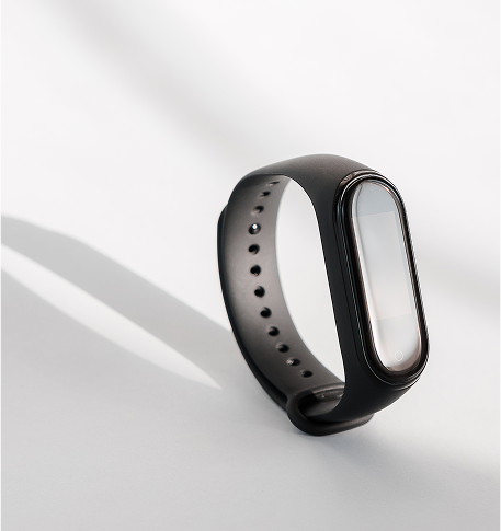 Montre connecté noir avec écran et bouton intégré sur fond clair avec ombre de la montre